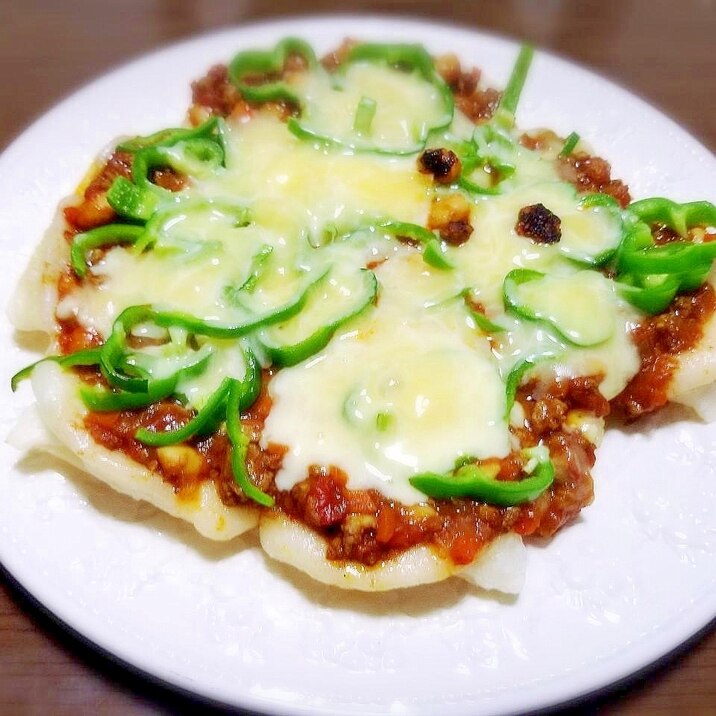 チリコンカン風カレーで♪ 餅ピザ☆